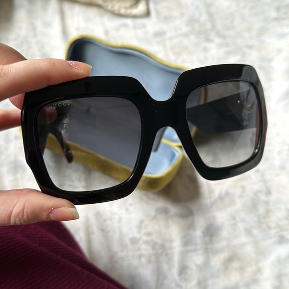 GUCCI Oversize Square Shiny Black Frame W/Black Glitter Arms Sunglasses $505 - Picture 5 of 10